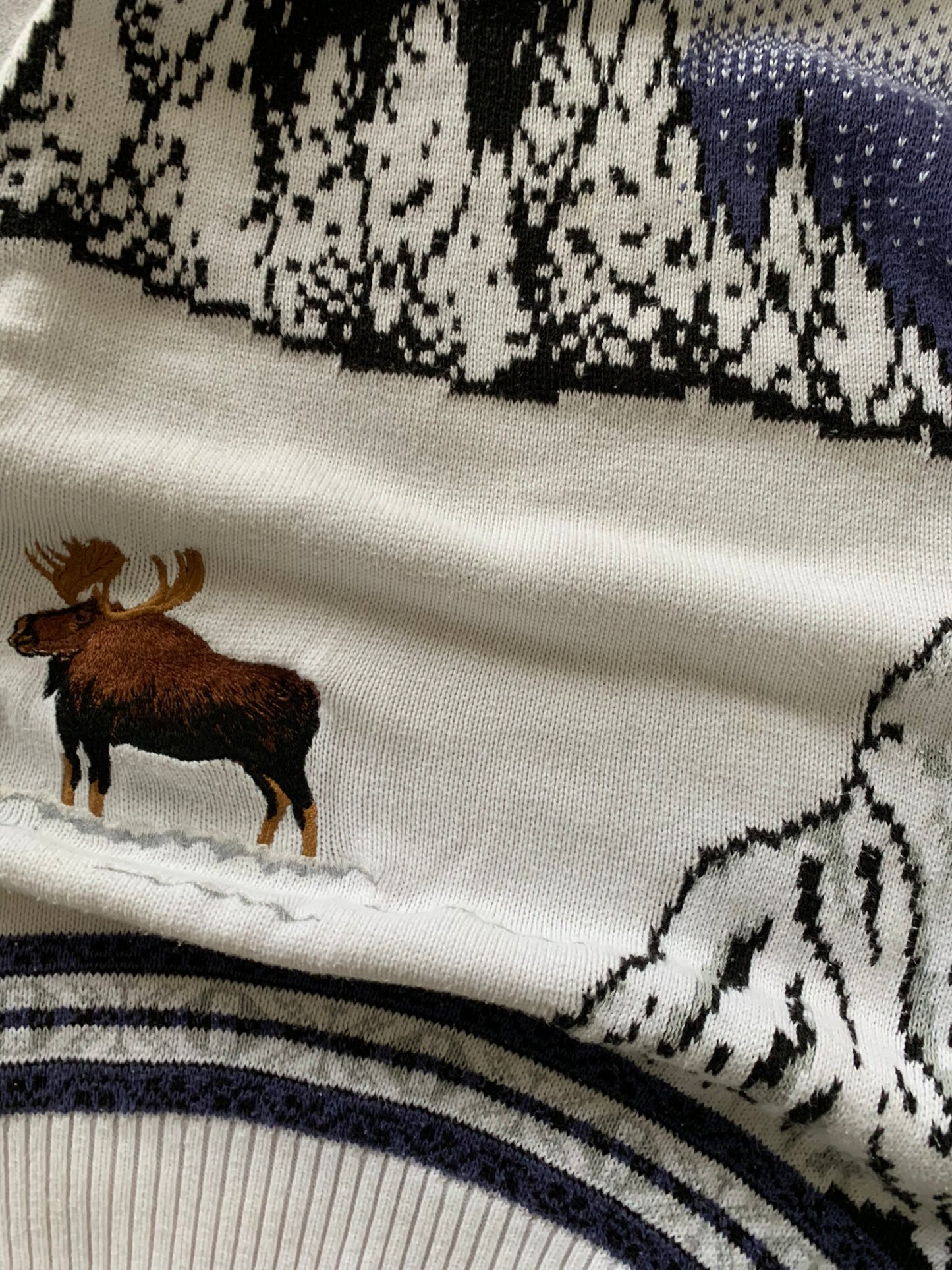 (M/L) 90’s Tundra wildlife Knit