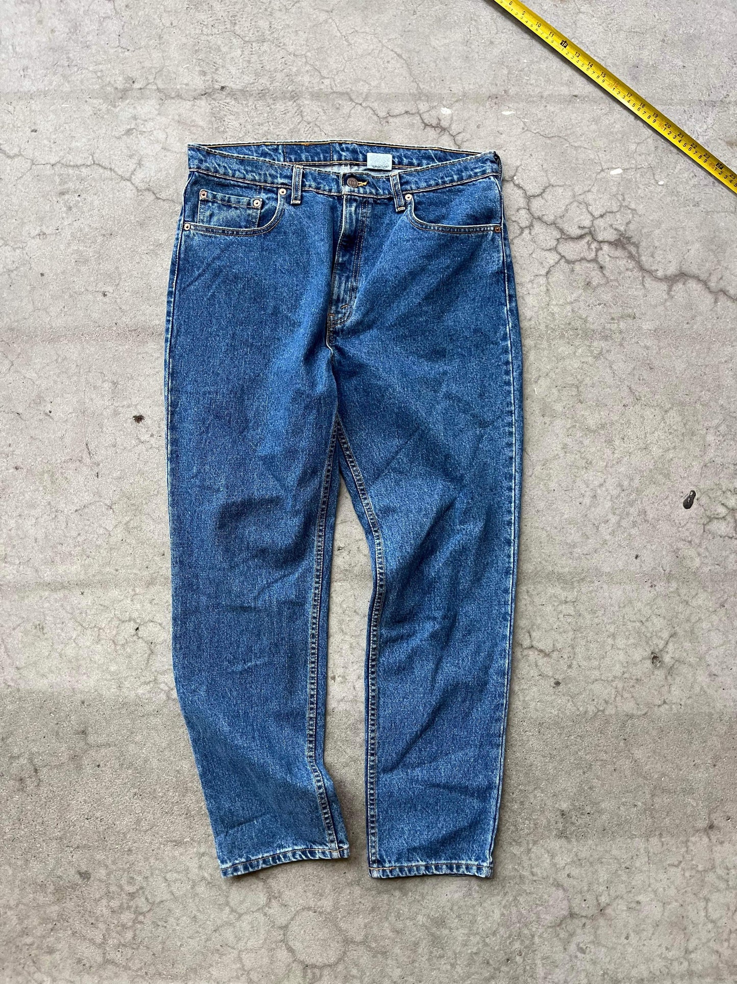 (38”) 90’s Levi’s 512 Straight Denim