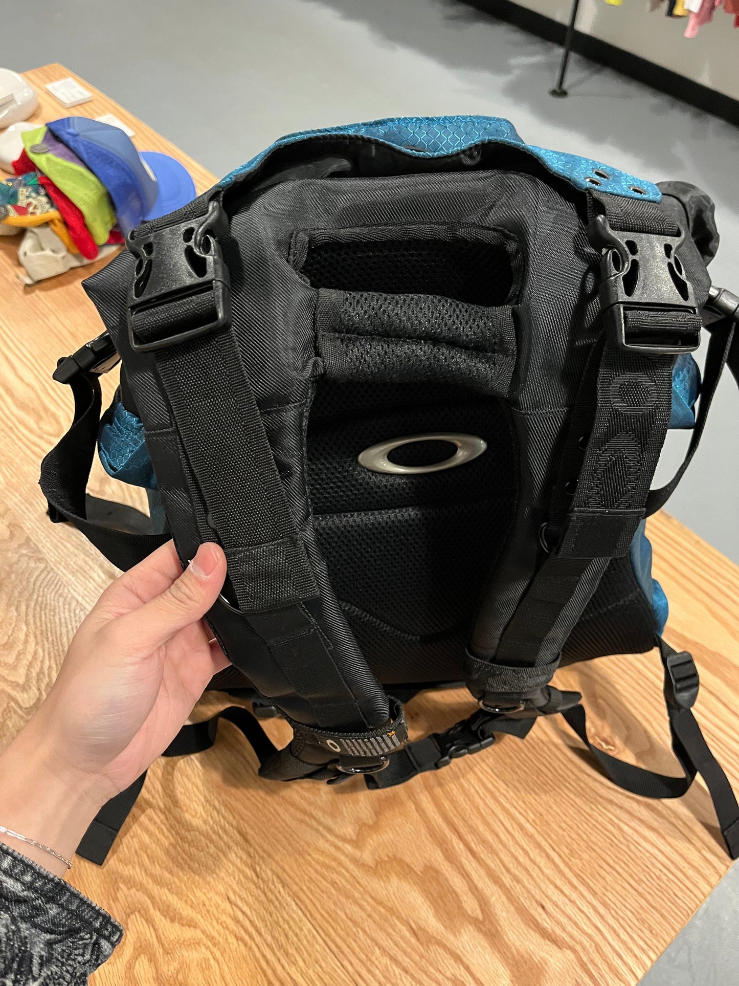 ~ (XL) Oakley Tech Mountaineering Bag