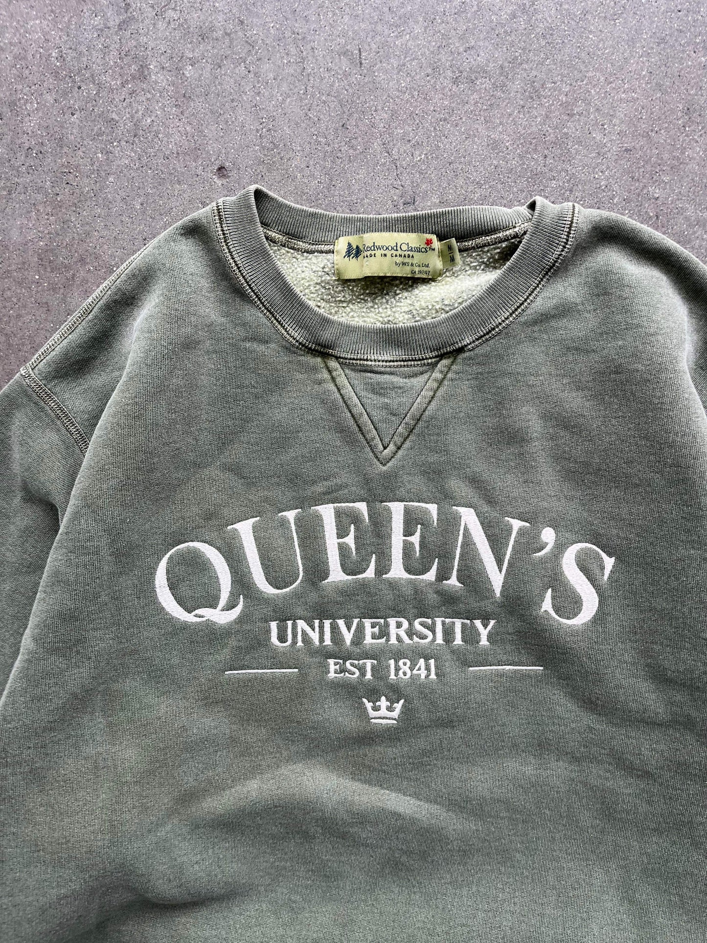 (XL) 90’s Sunfaded Matcha Queens U Crewneck