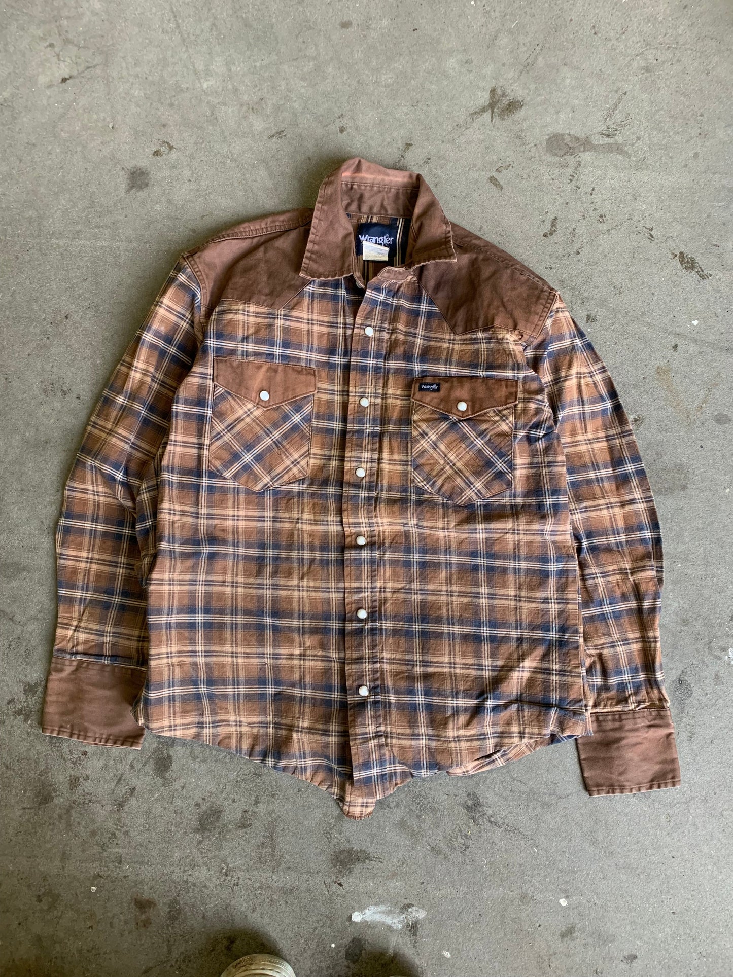 (L) Wrangler Button Up Shirt