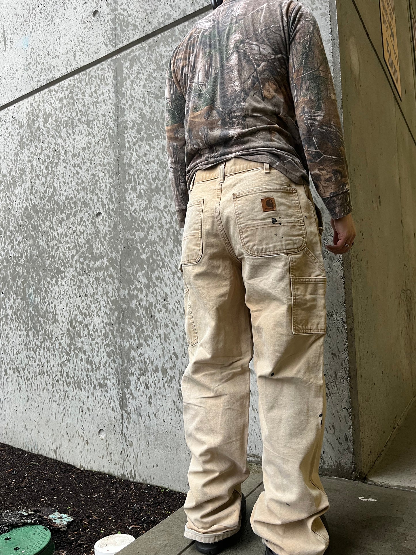 (32”) Sunfaded Carhartt Carpenters