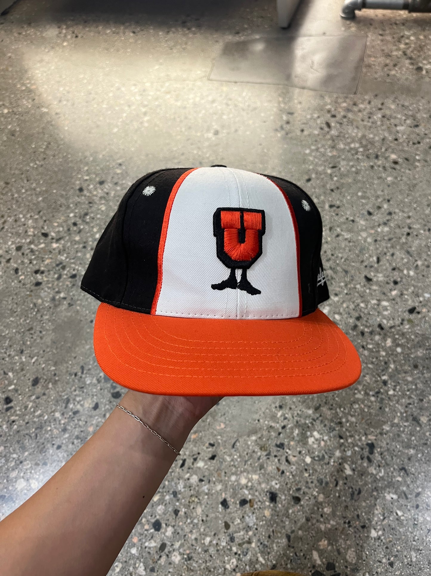 (59.6cm) 00's Undefeated Patch Logo Fitted Hat