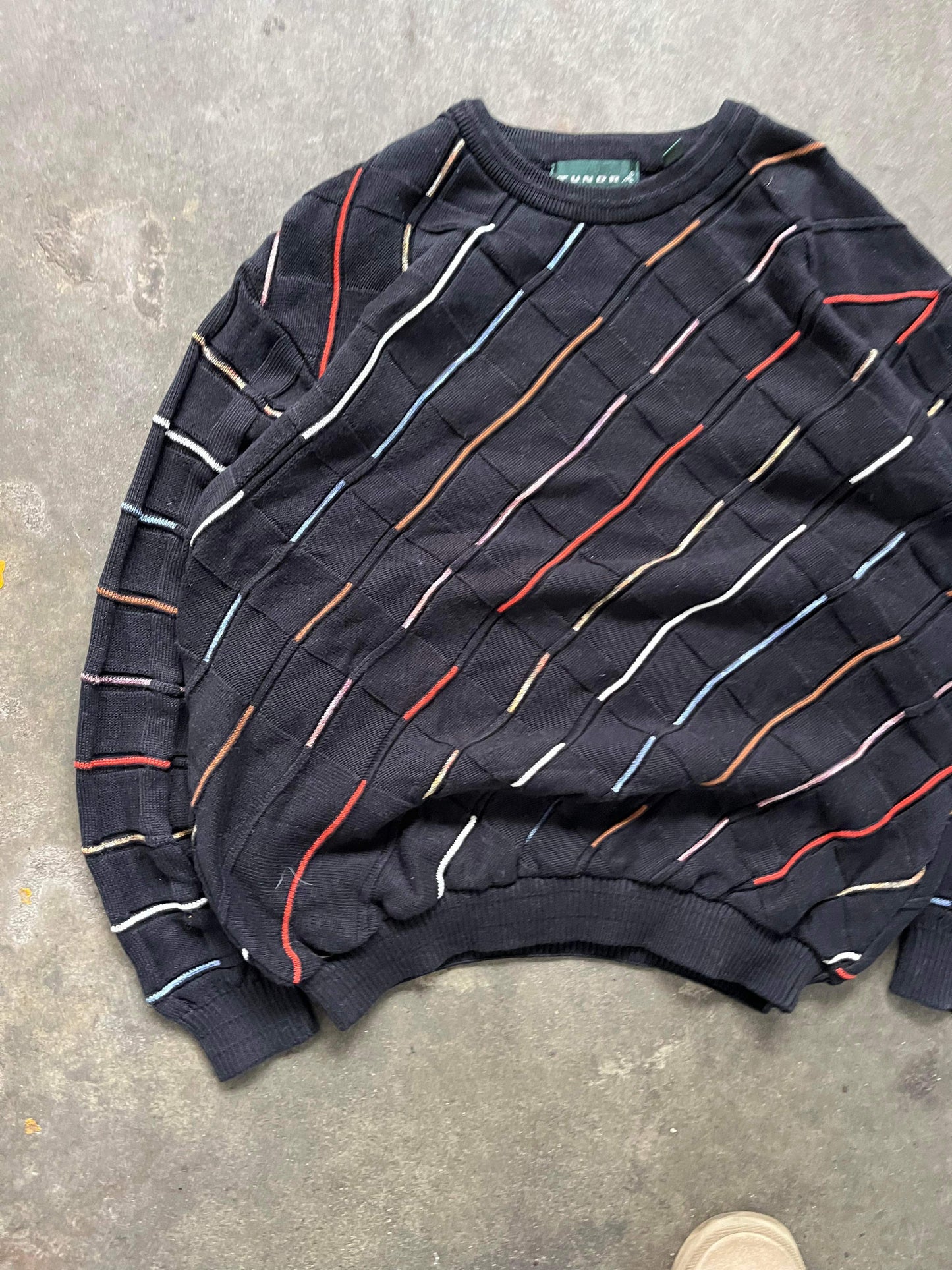 (L/XL) 90’s Tundra Striped 3D Knit