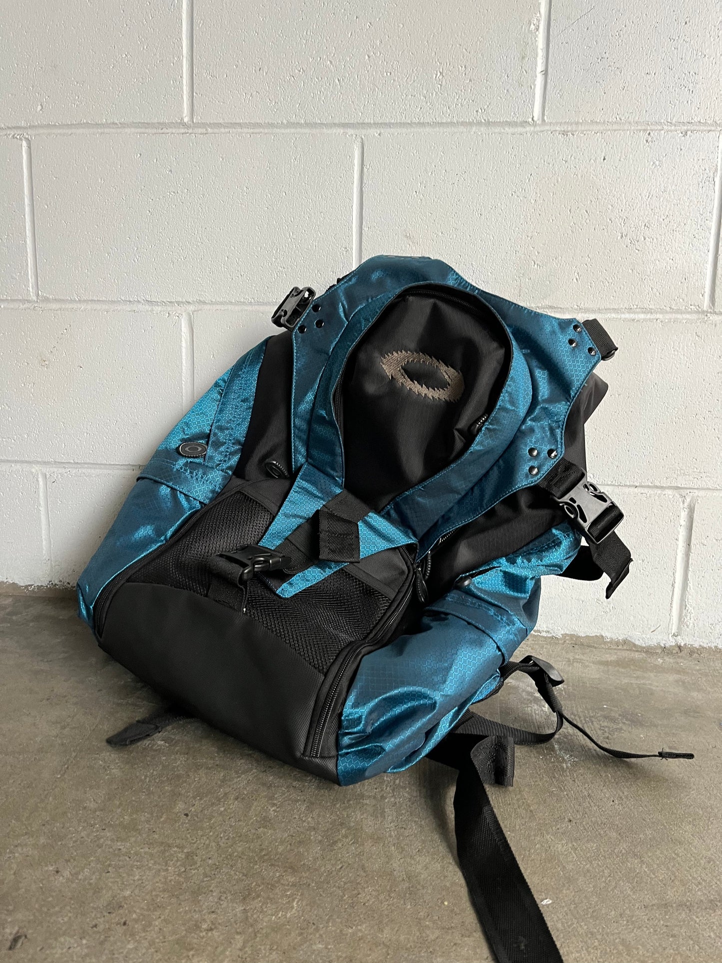 ~ (XL) Oakley Tech Mountaineering Bag