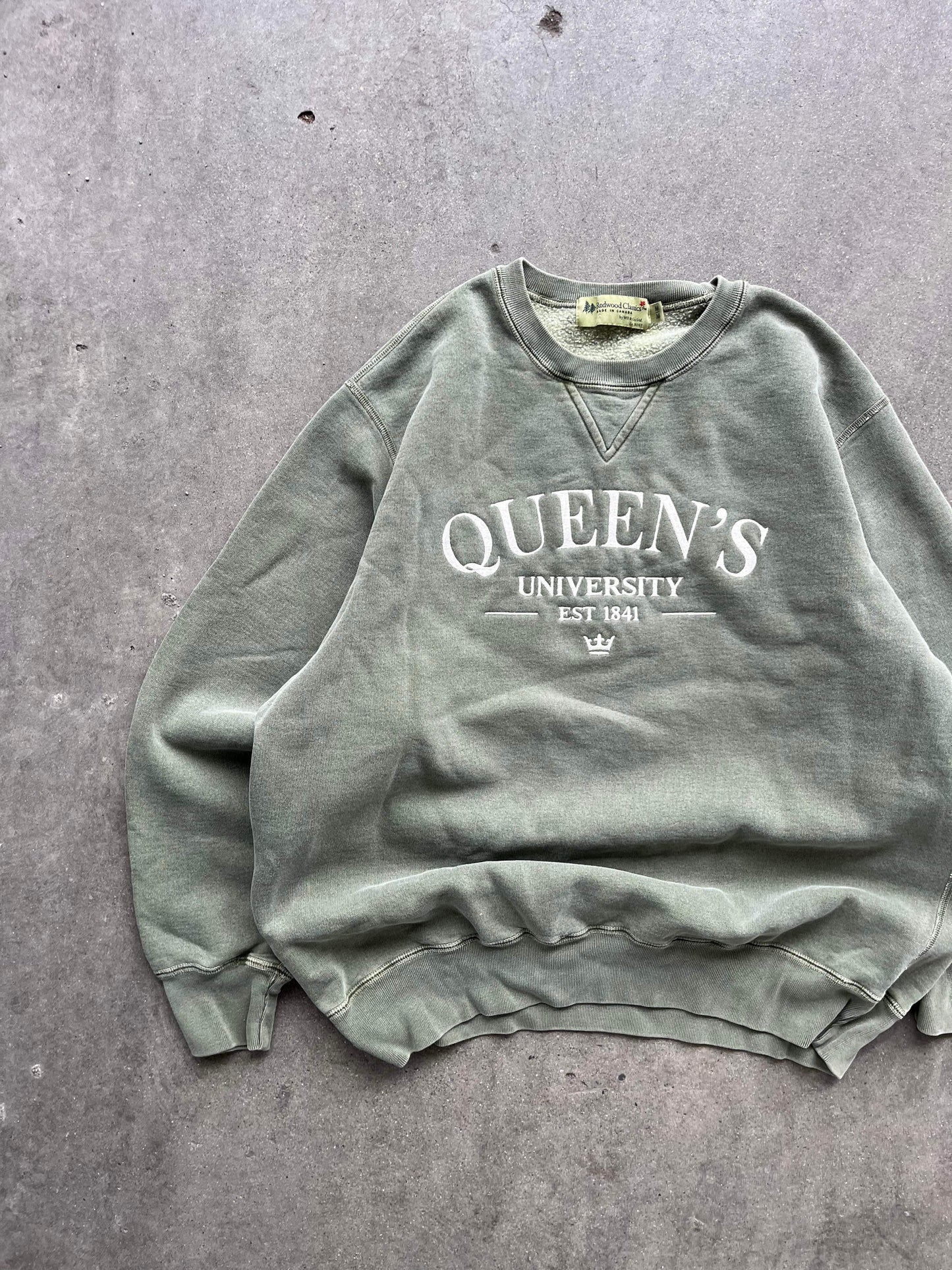 (XL) 90’s Sunfaded Matcha Queens U Crewneck