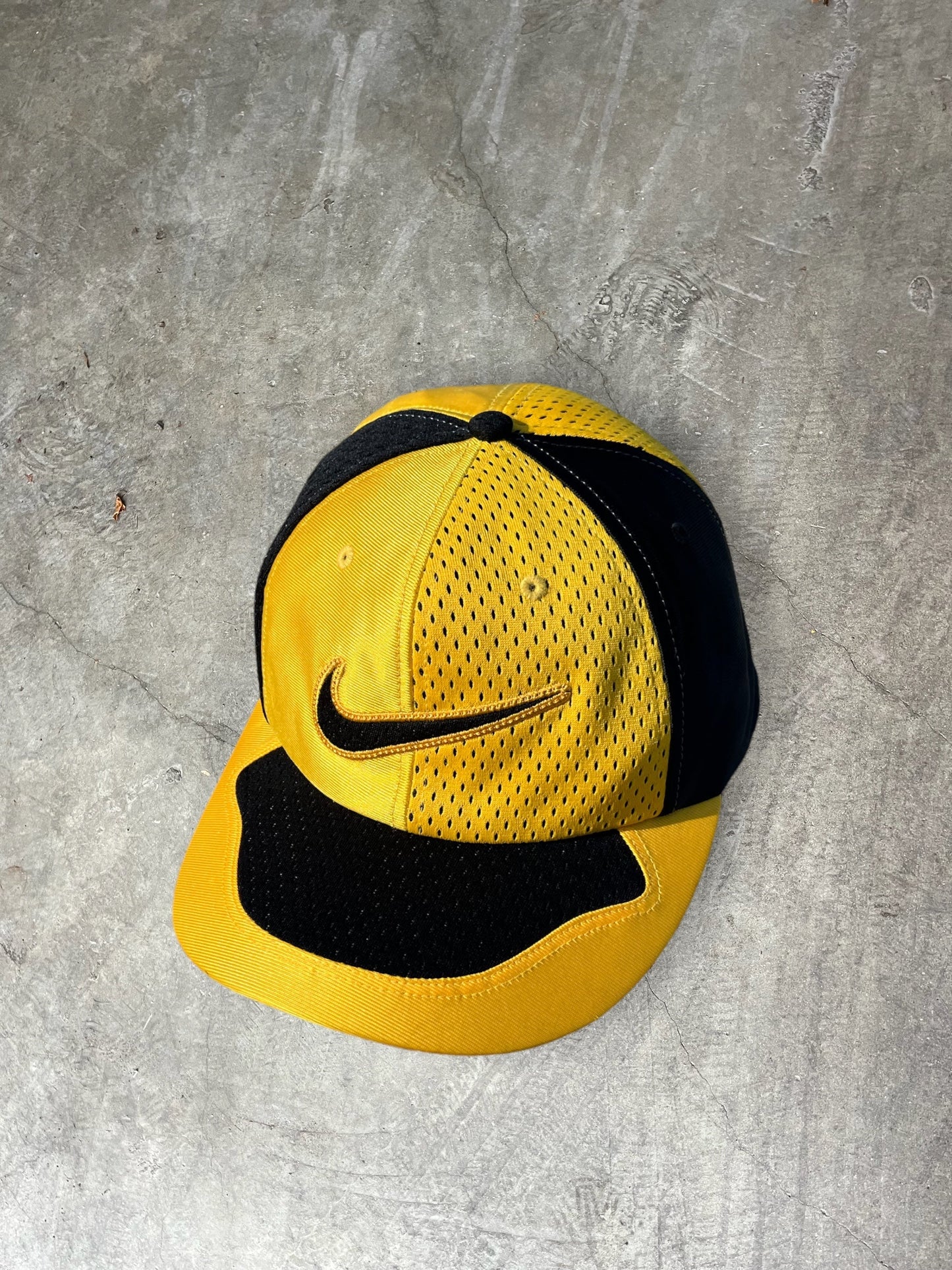 (OSFA) Vintage Nike Pin wheel Fitted ~