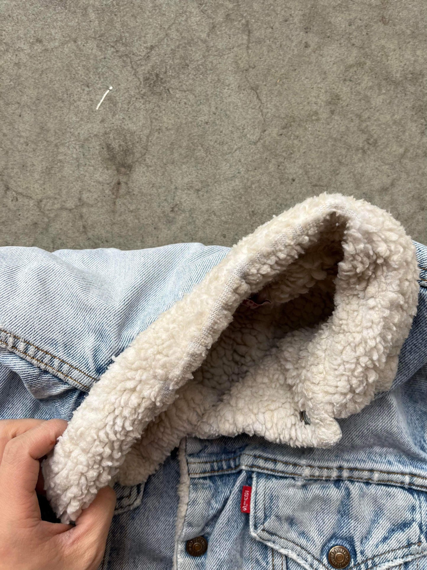 (XS) 90’s Distressed Levi’s Sherpa Trucker Denim