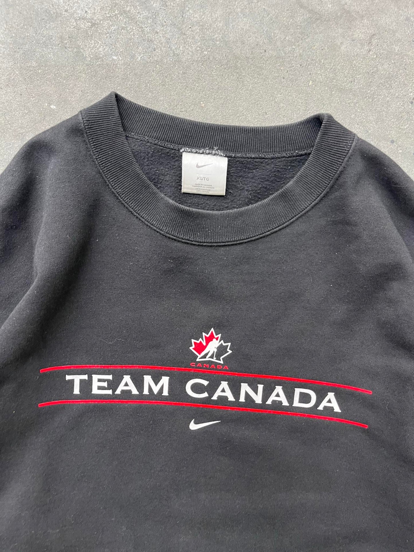 (XL/2X) 90’s Team Canada Nike Mid Swoosh