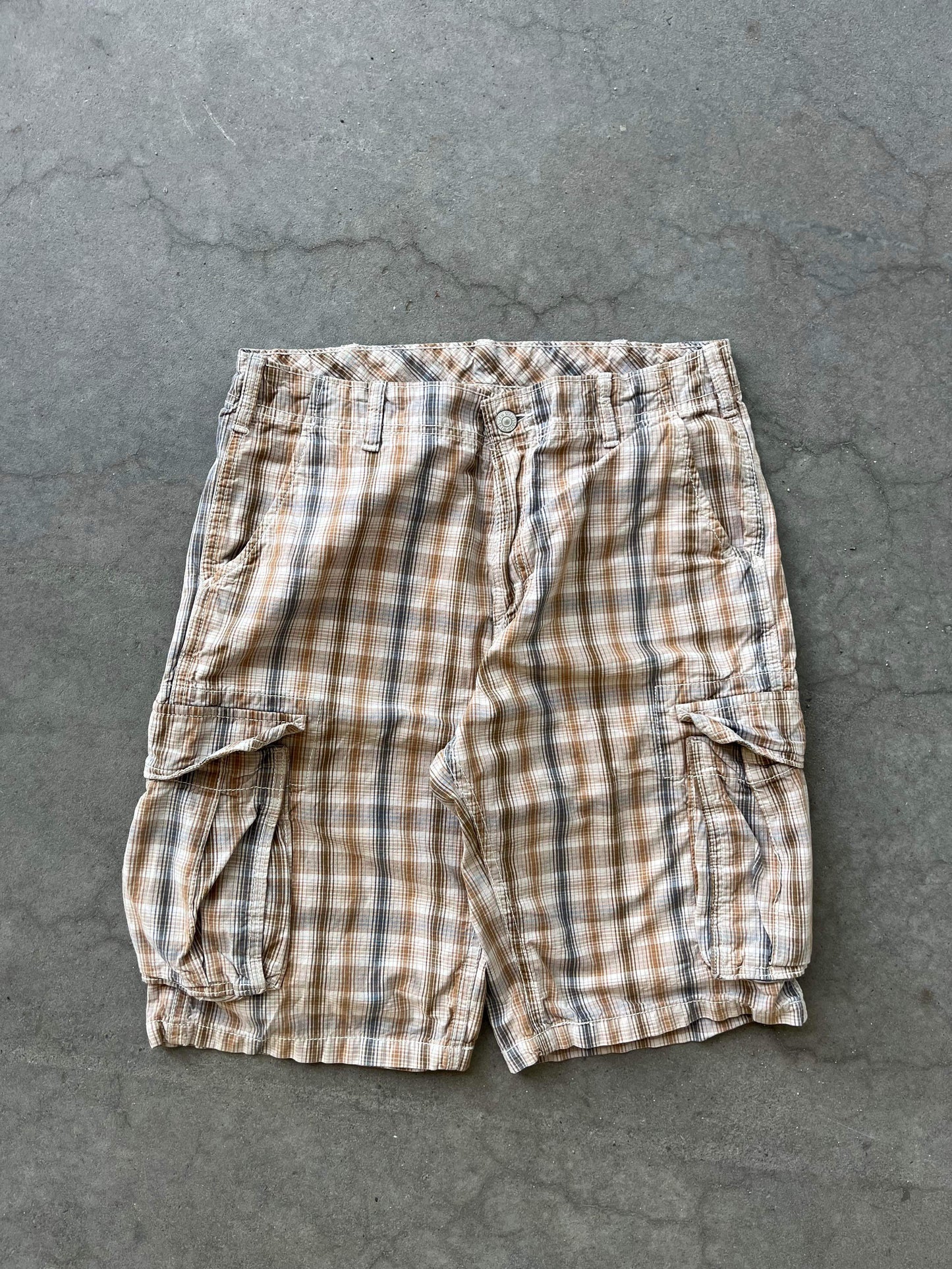 (32”) Levi’s Cargo Plaid Shorts