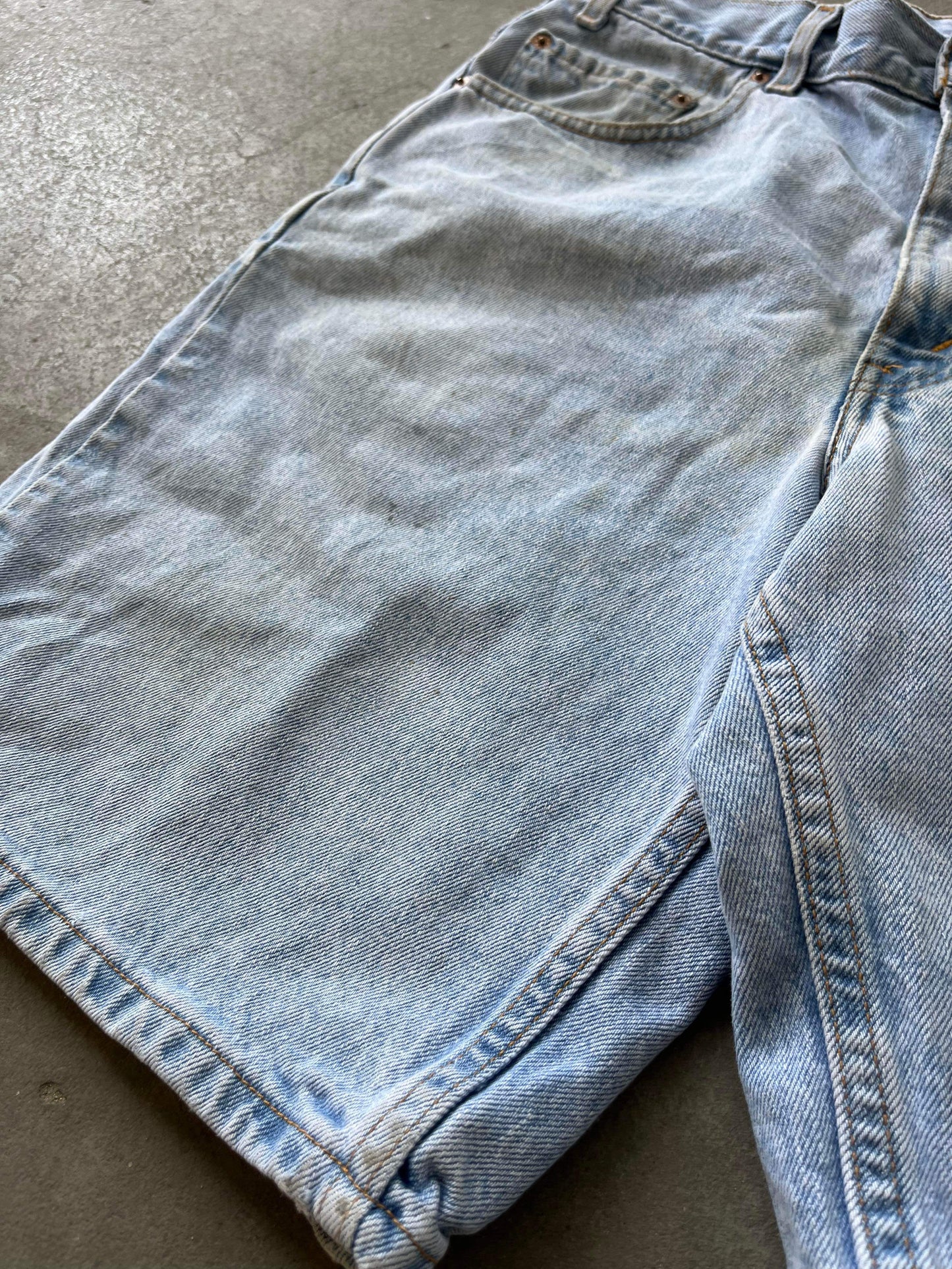 (36”) 00’s Levi’s 550 Light Wash Jorts