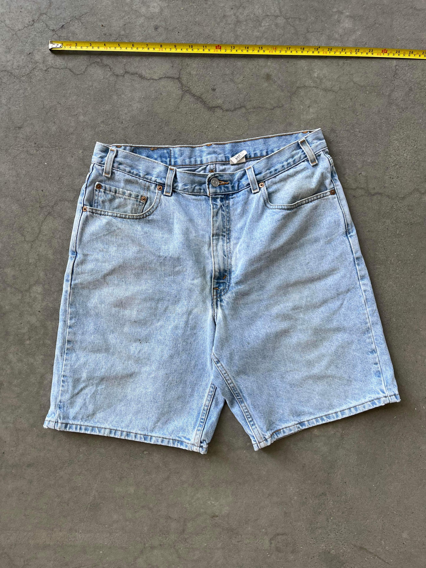 (36”) 00’s Levi’s 550 Light Wash Jorts