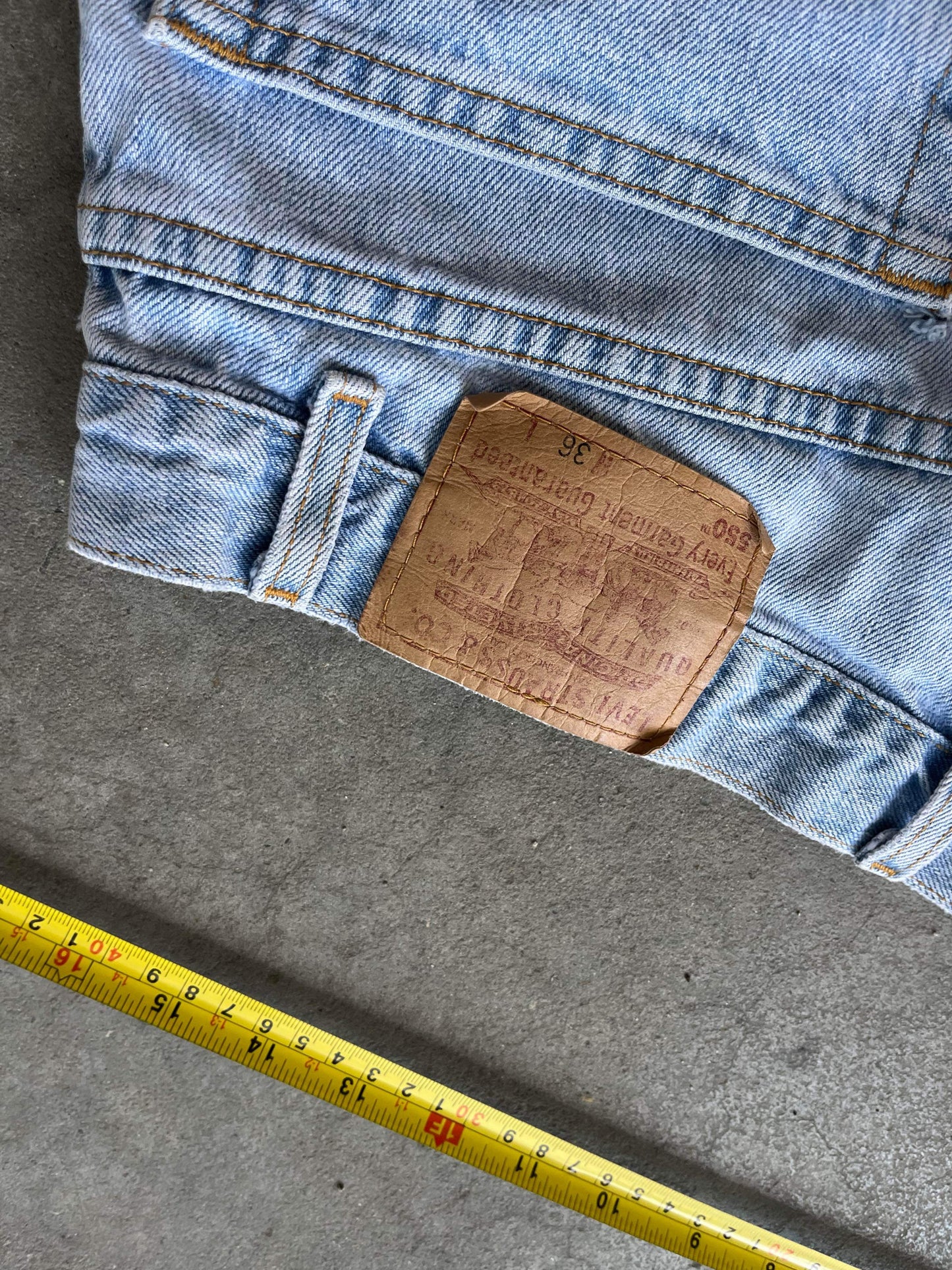 (36”) 00’s Levi’s 550 Light Wash Jorts