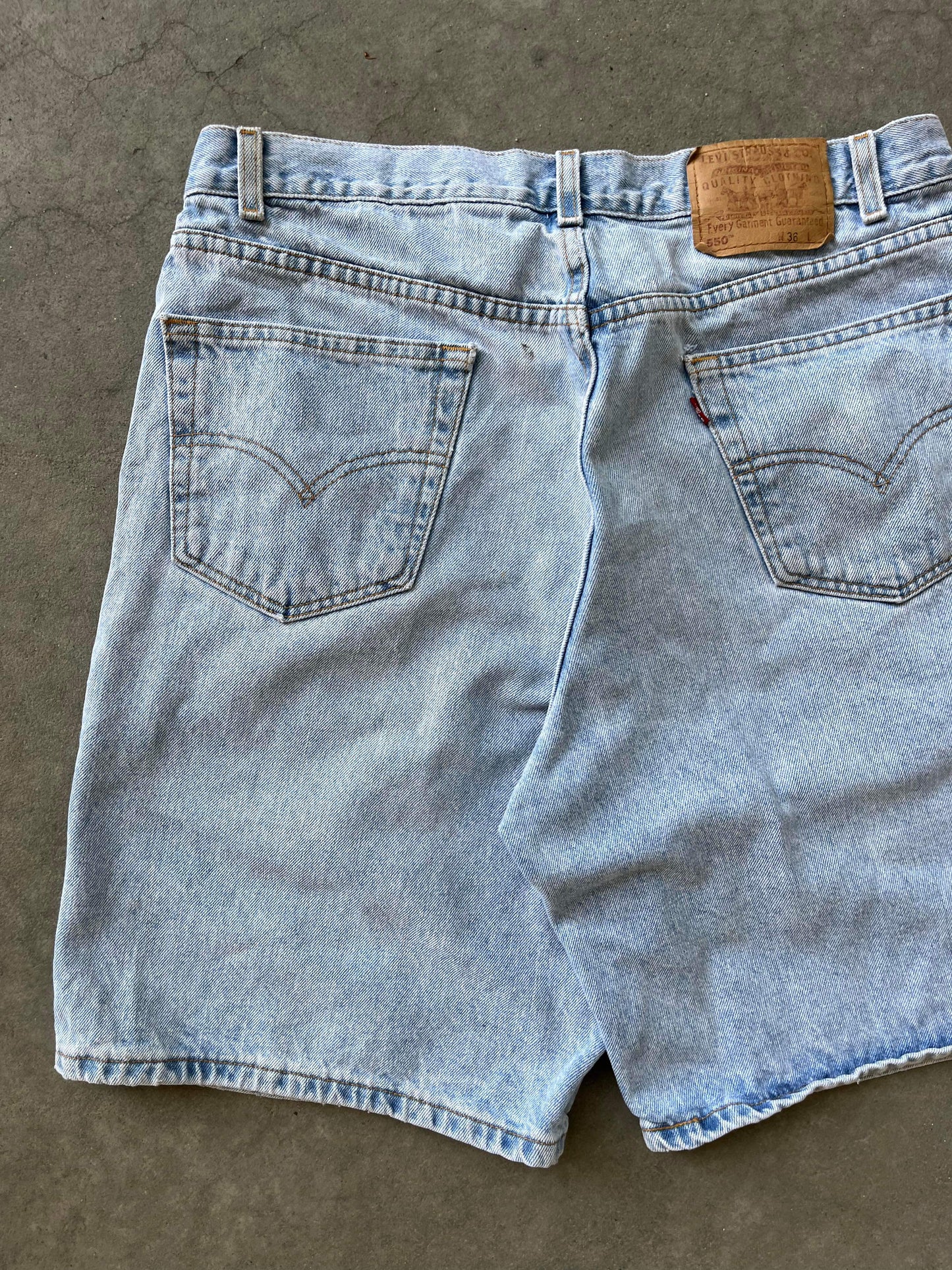 (36”) 00’s Levi’s 550 Light Wash Jorts