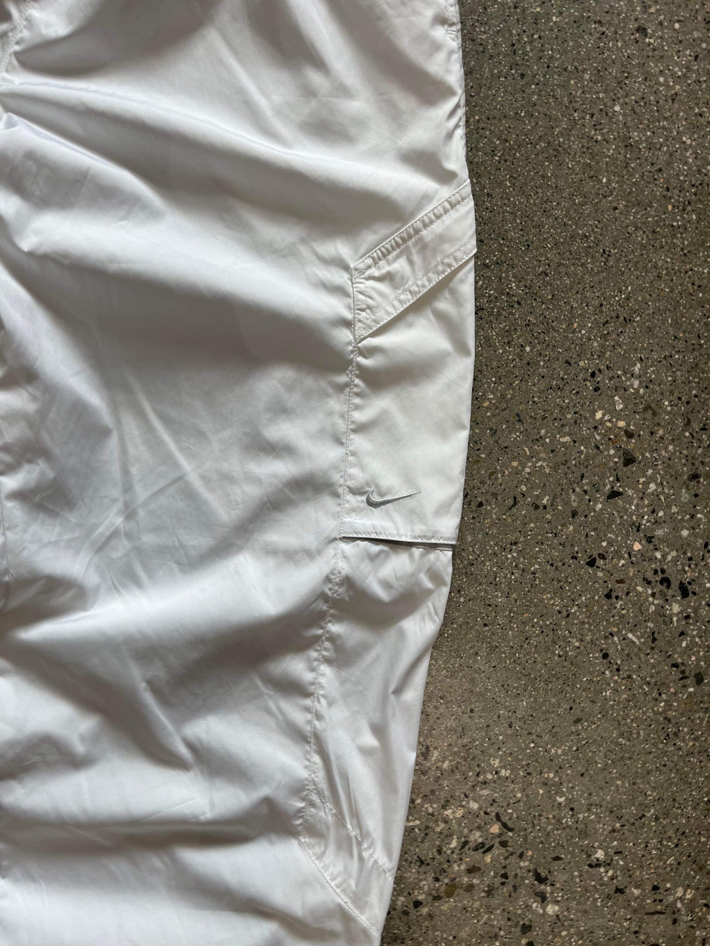 (30”) 00’s Nike White Swoosh Windbreaker Pants