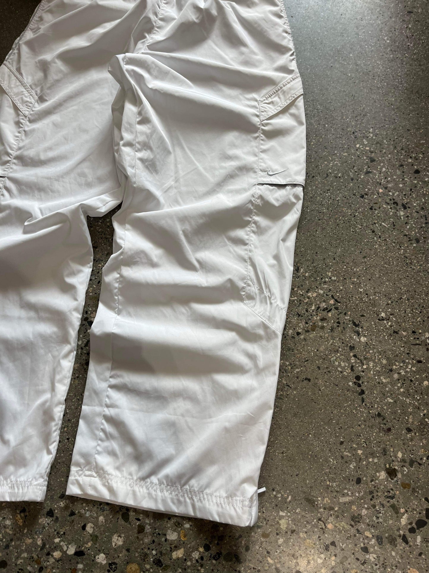 (30”) 00’s Nike White Swoosh Windbreaker Pants