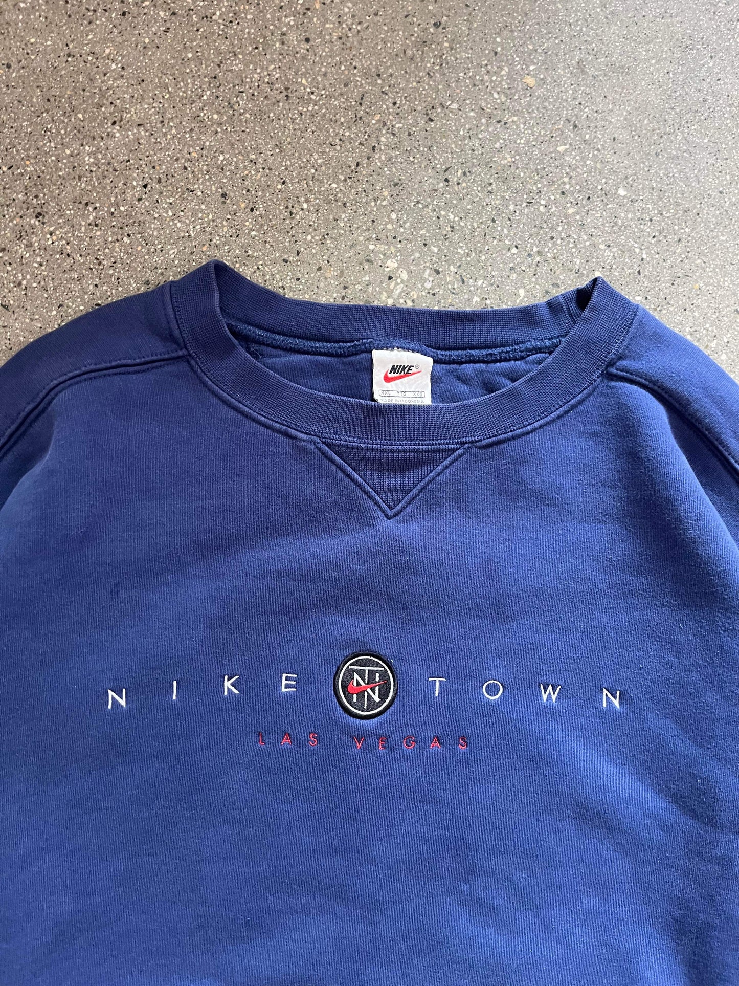 (2X) 90’s Nike Town Script Crewneck