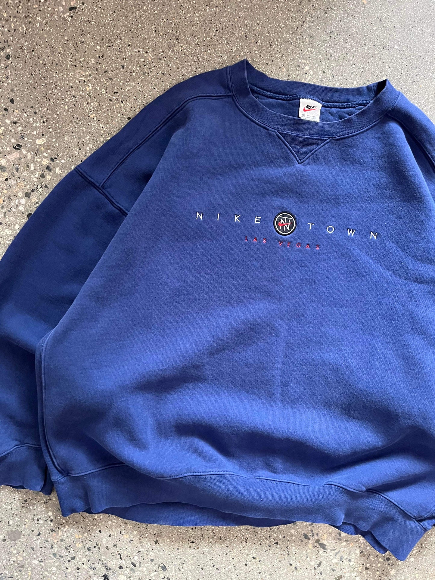 (2X) 90’s Nike Town Script Crewneck