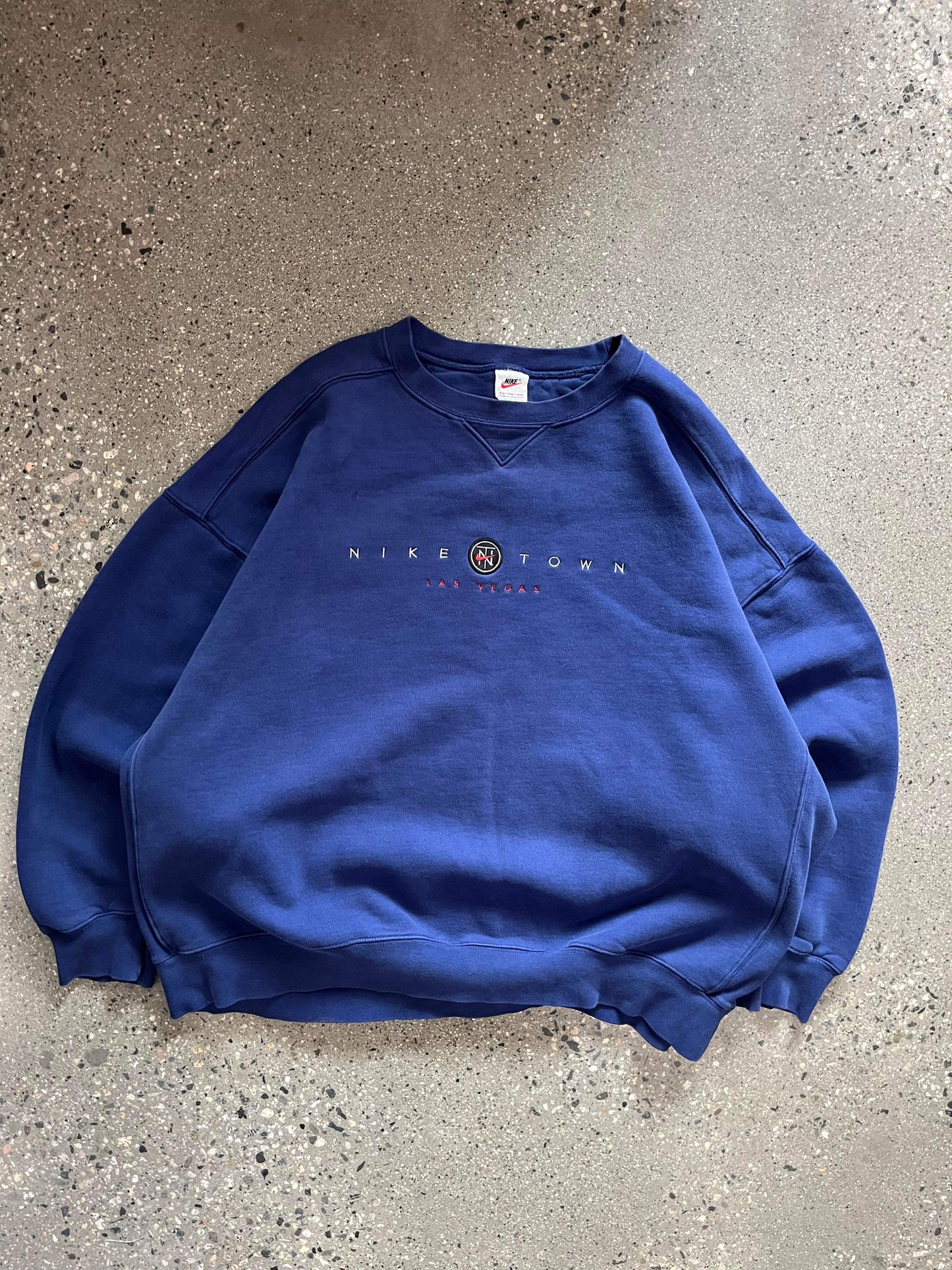 (2X) 90’s Nike Town Script Crewneck