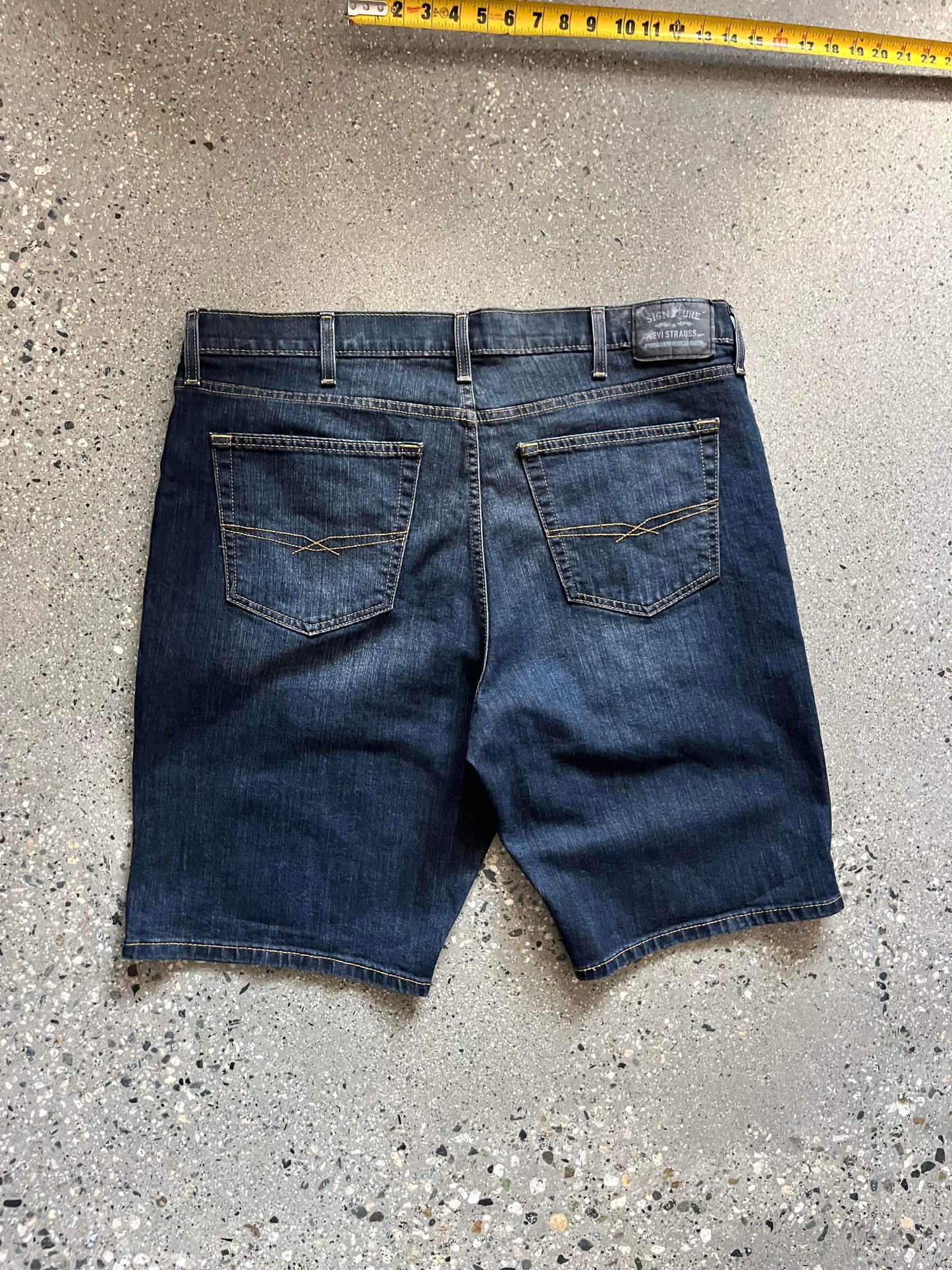 (40”) Levi Dark Wash Jorts