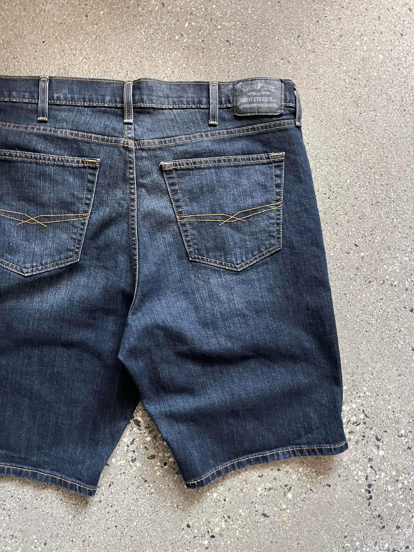 (40”) Levi Dark Wash Jorts