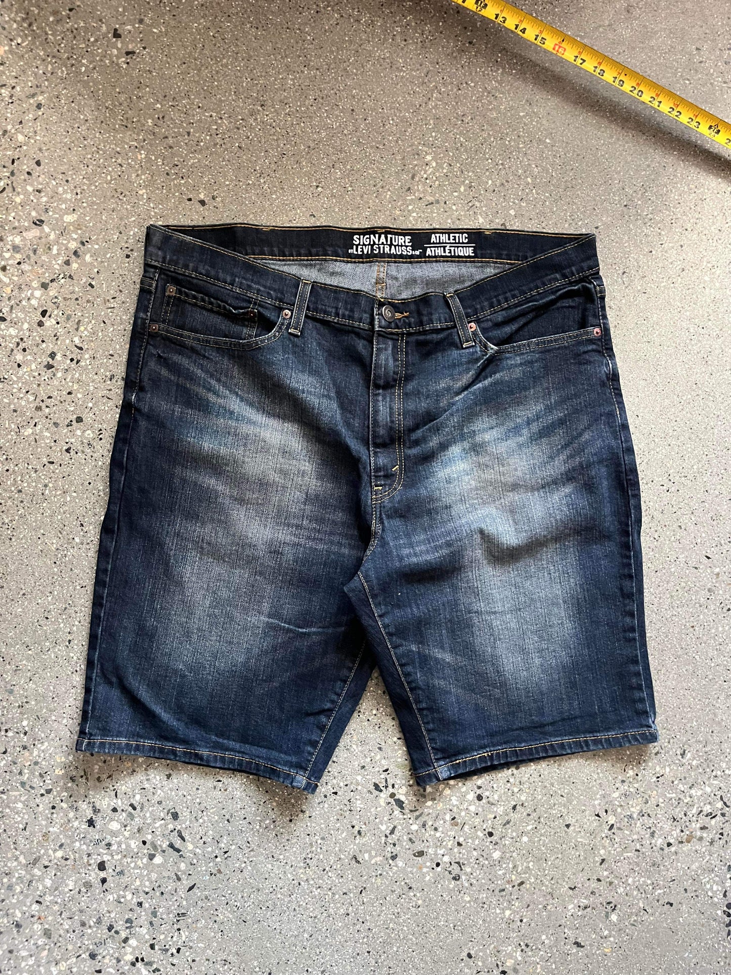 (40”) Levi Dark Wash Jorts