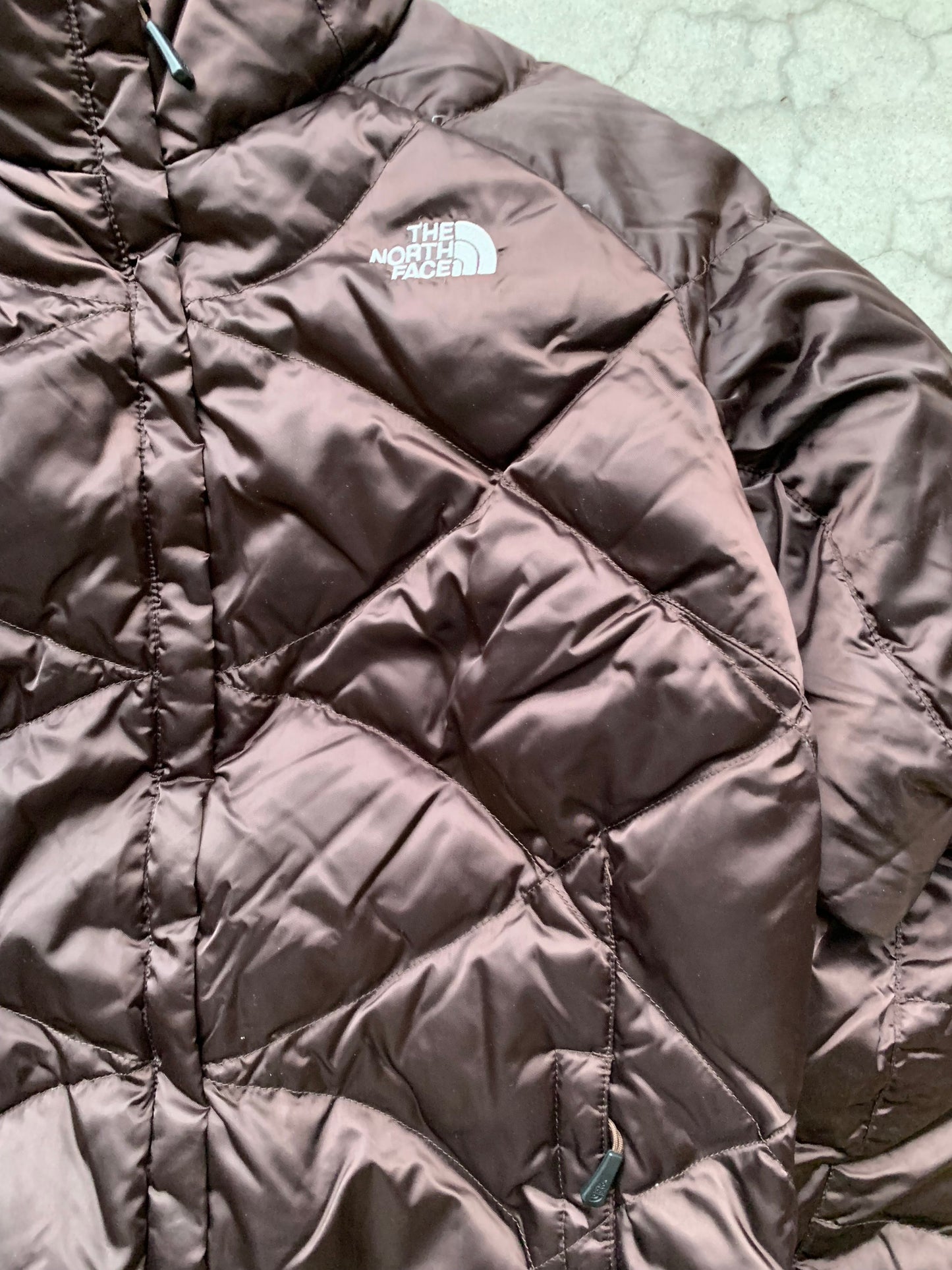 (L) The North Face 550 Chocolate Puffer