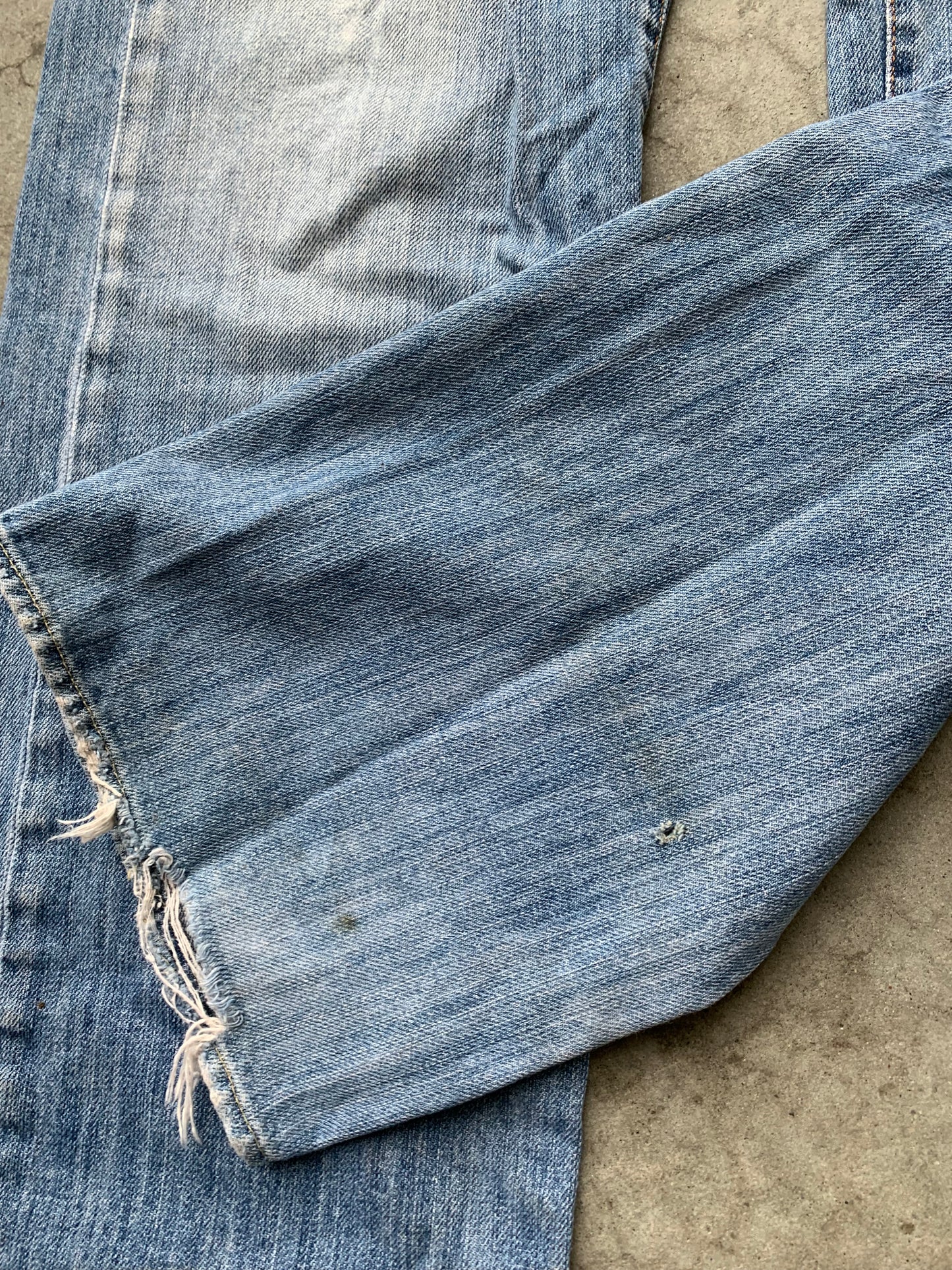 (33”) Sunfaded Guess Baggy Denim Jeans