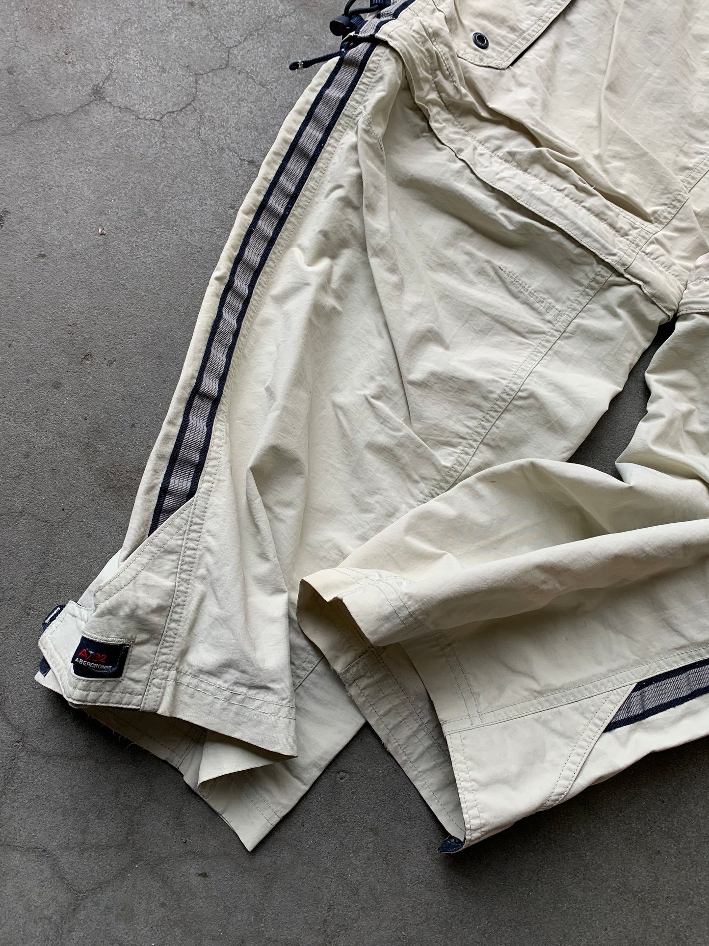 (30”)  Vintage Abercrombie Parachute Pants