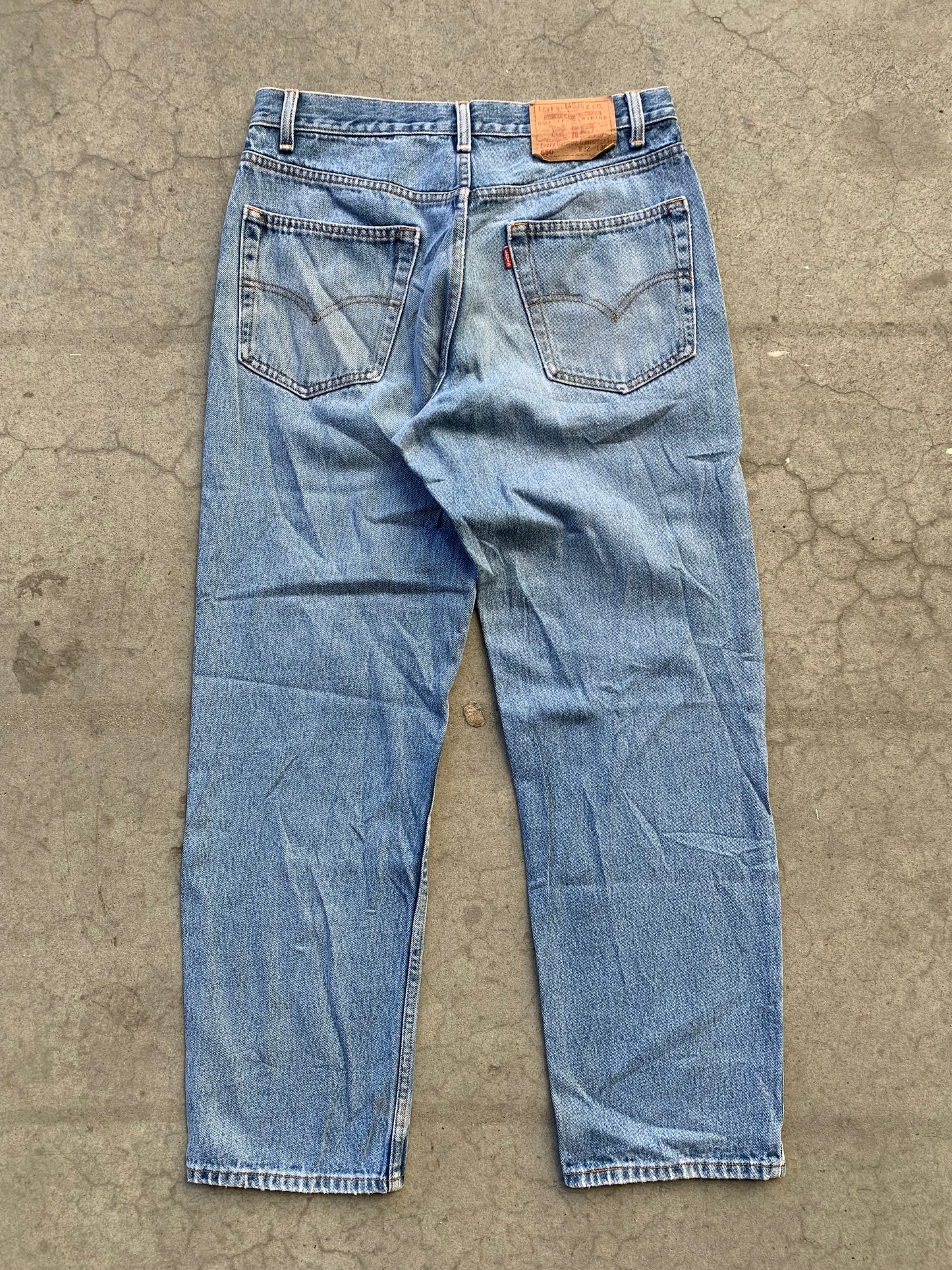 (32”) Vintage Levi 550 Distressed Jeans