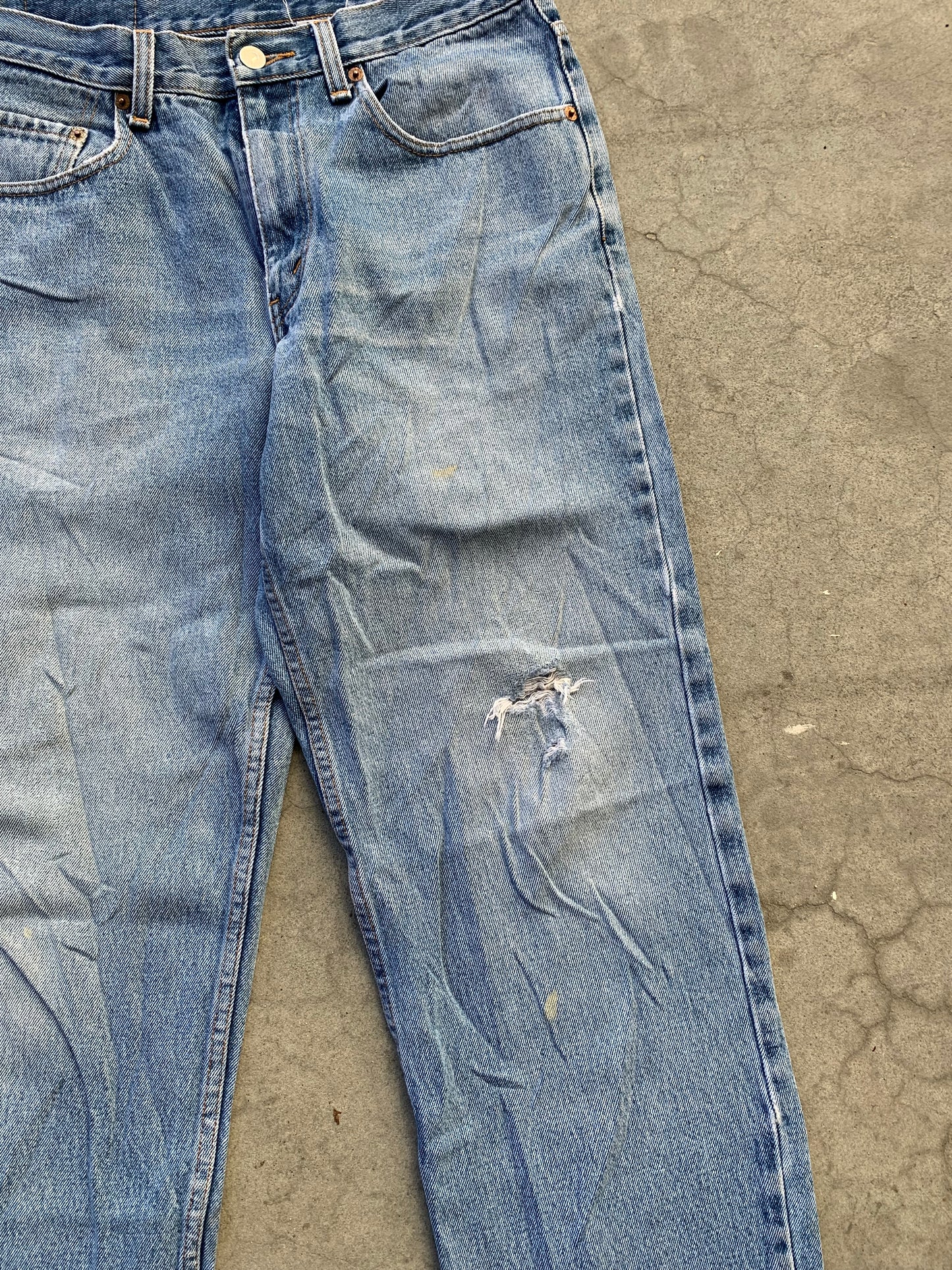 (32”) Vintage Levi 550 Distressed Jeans