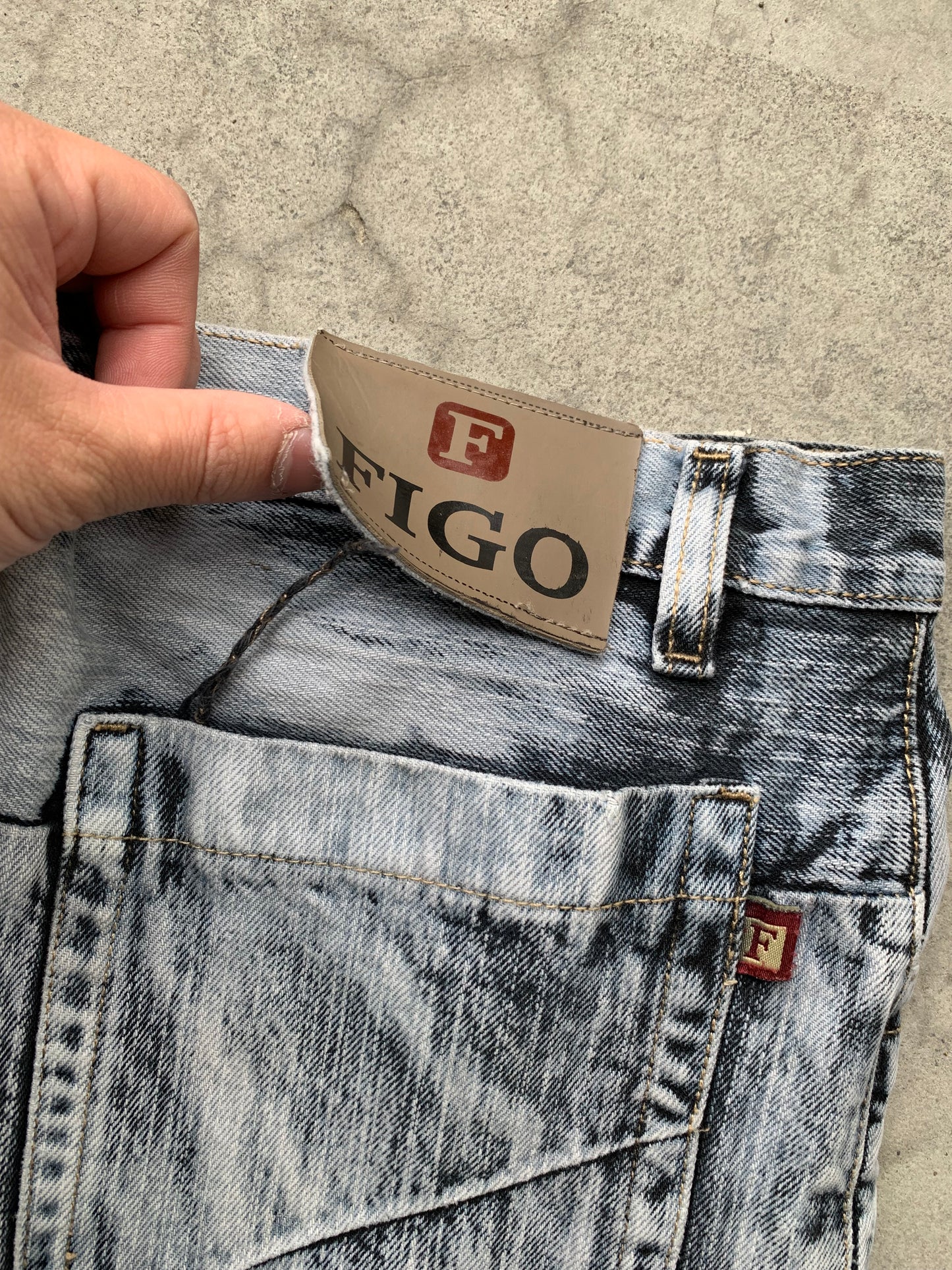 (32”) Sunfaded Distressed Baggy Figo Jeans