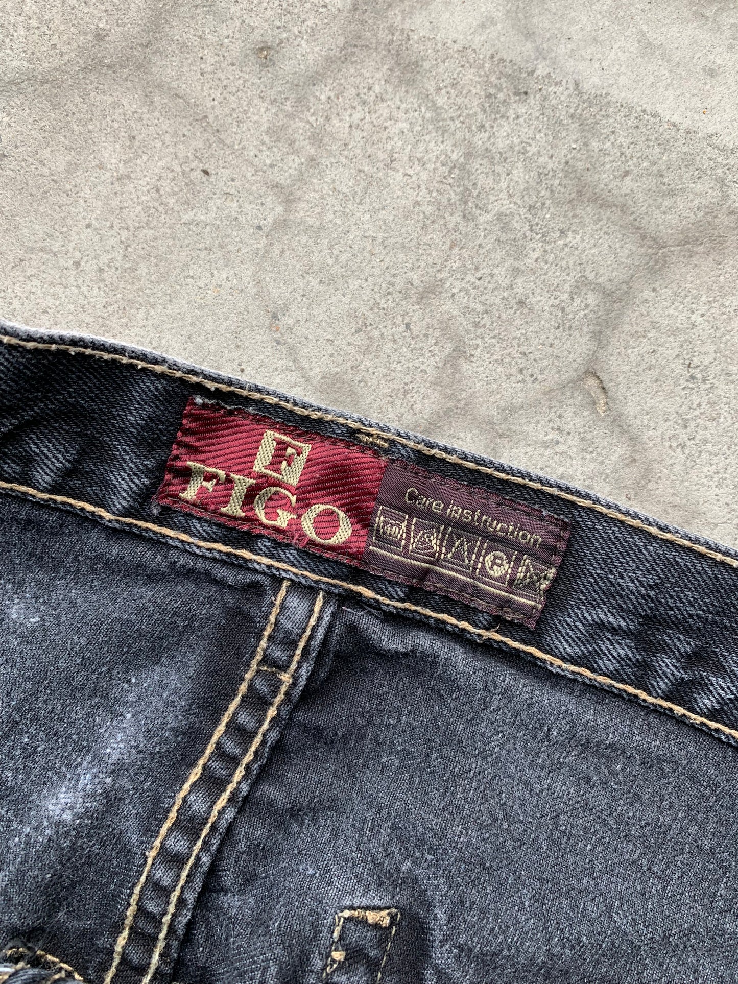 (32”) Sunfaded Distressed Baggy Figo Jeans