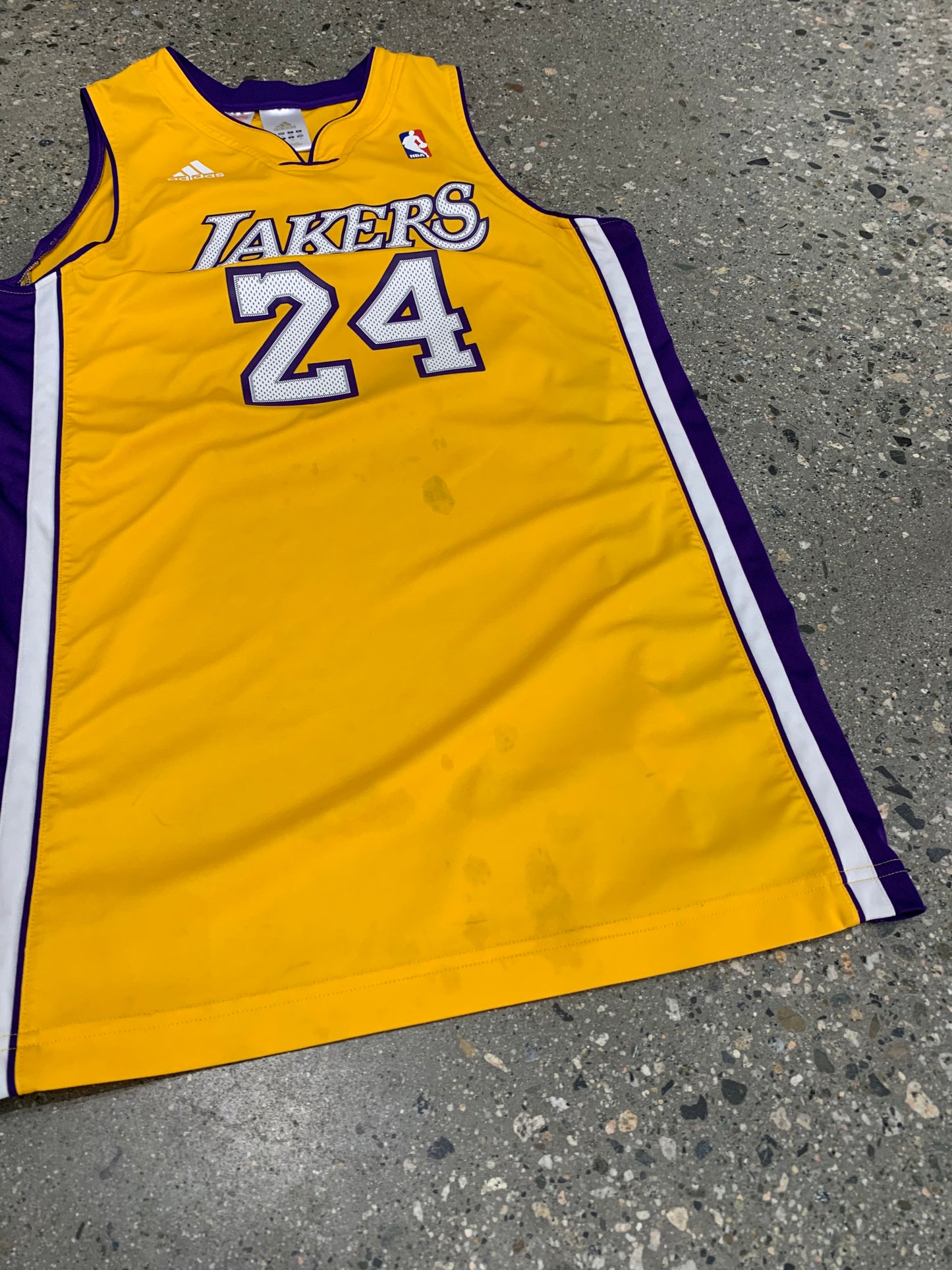 (M/L) Souvenir Kobe Bryant Adidas Jersey