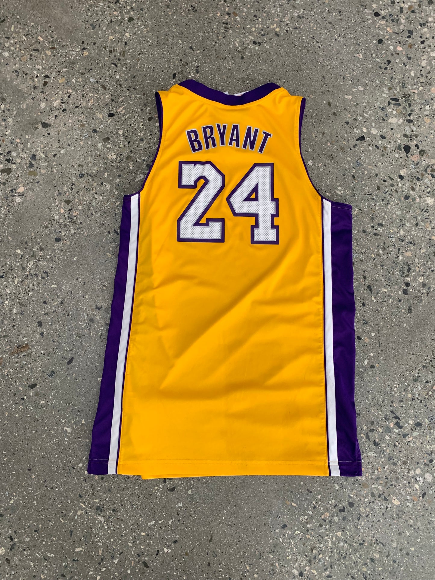 (M/L) Souvenir Kobe Bryant Adidas Jersey