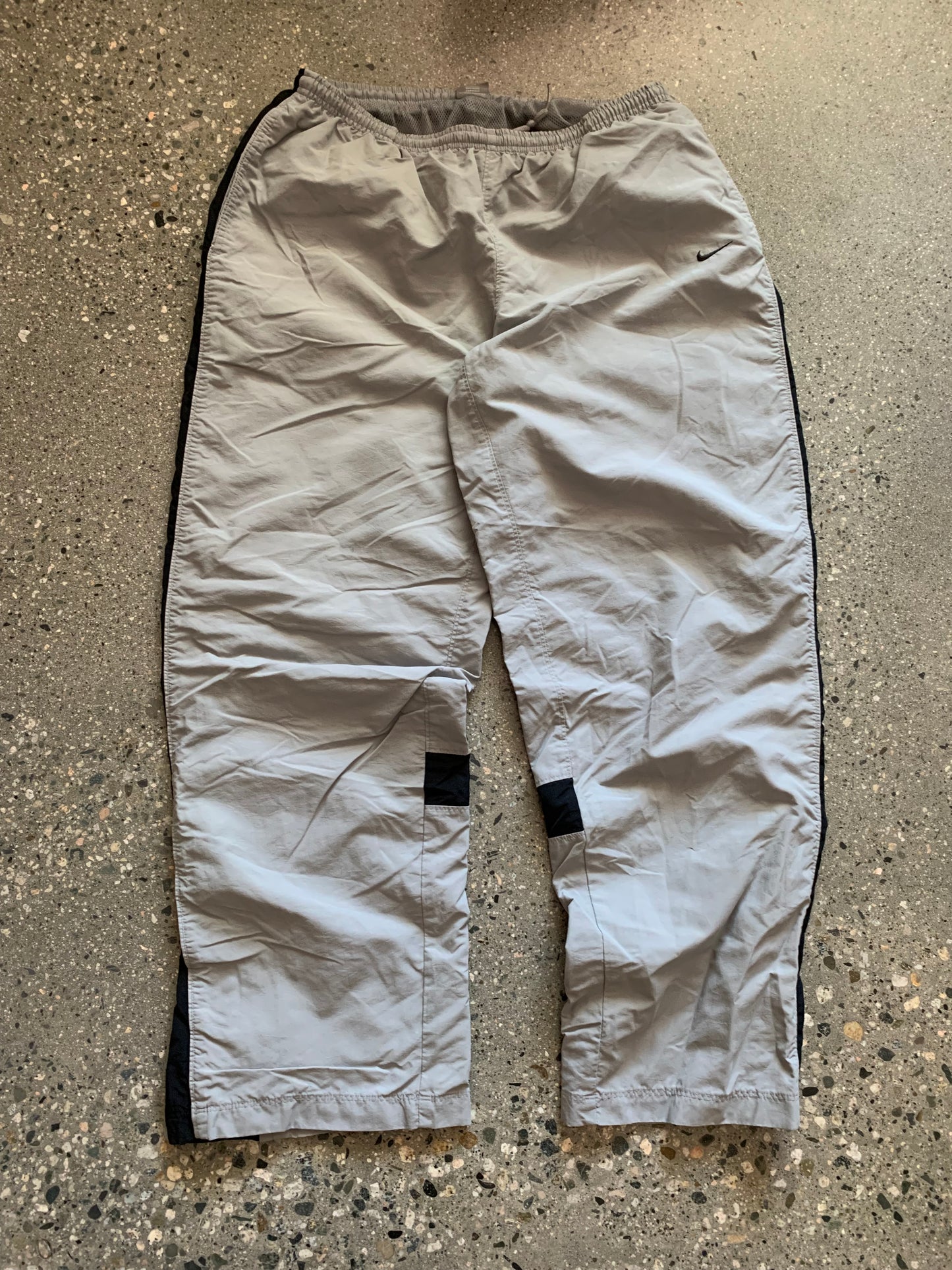 (32”) 2000s Nike Swoosh Grey Windbreaker Pants