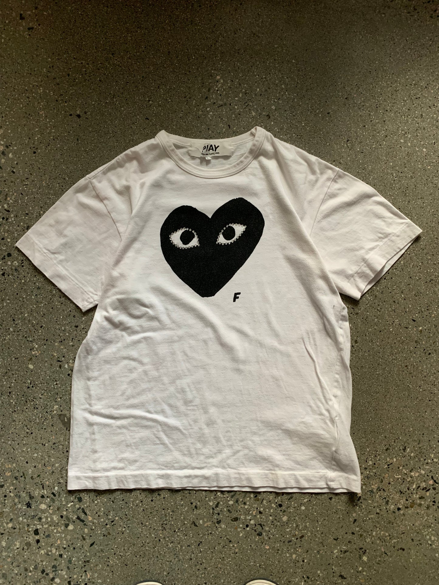 (S) CDG PLAY Bejewelled heart Tee