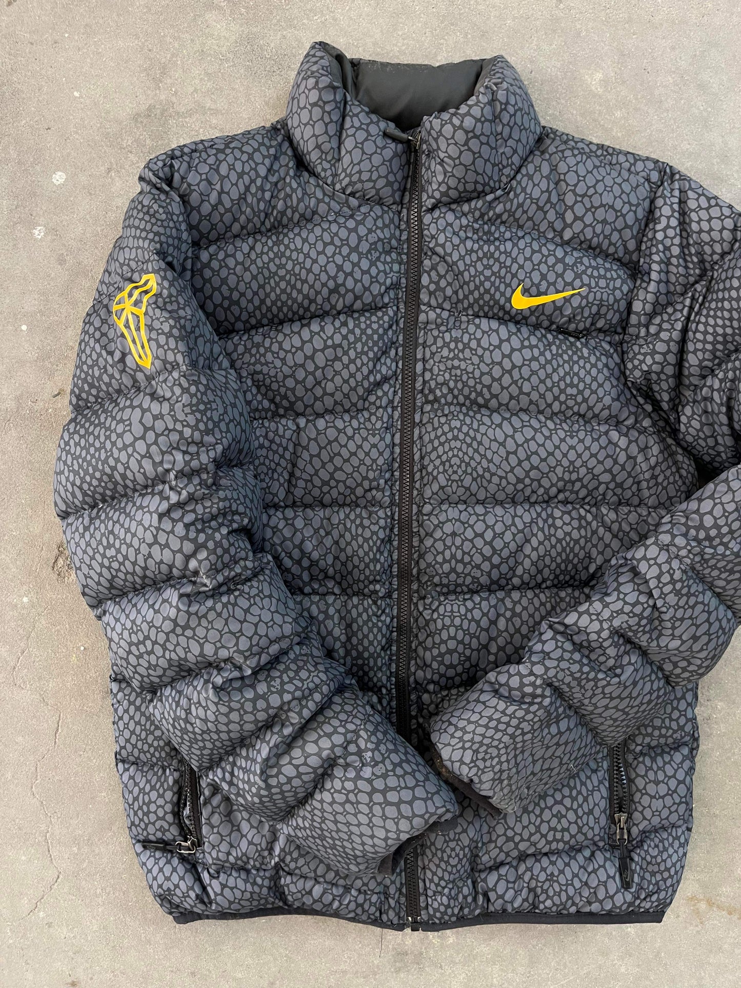 (L) Nike x Kobe Bryant Vino Snakeskin Puffer Jacket