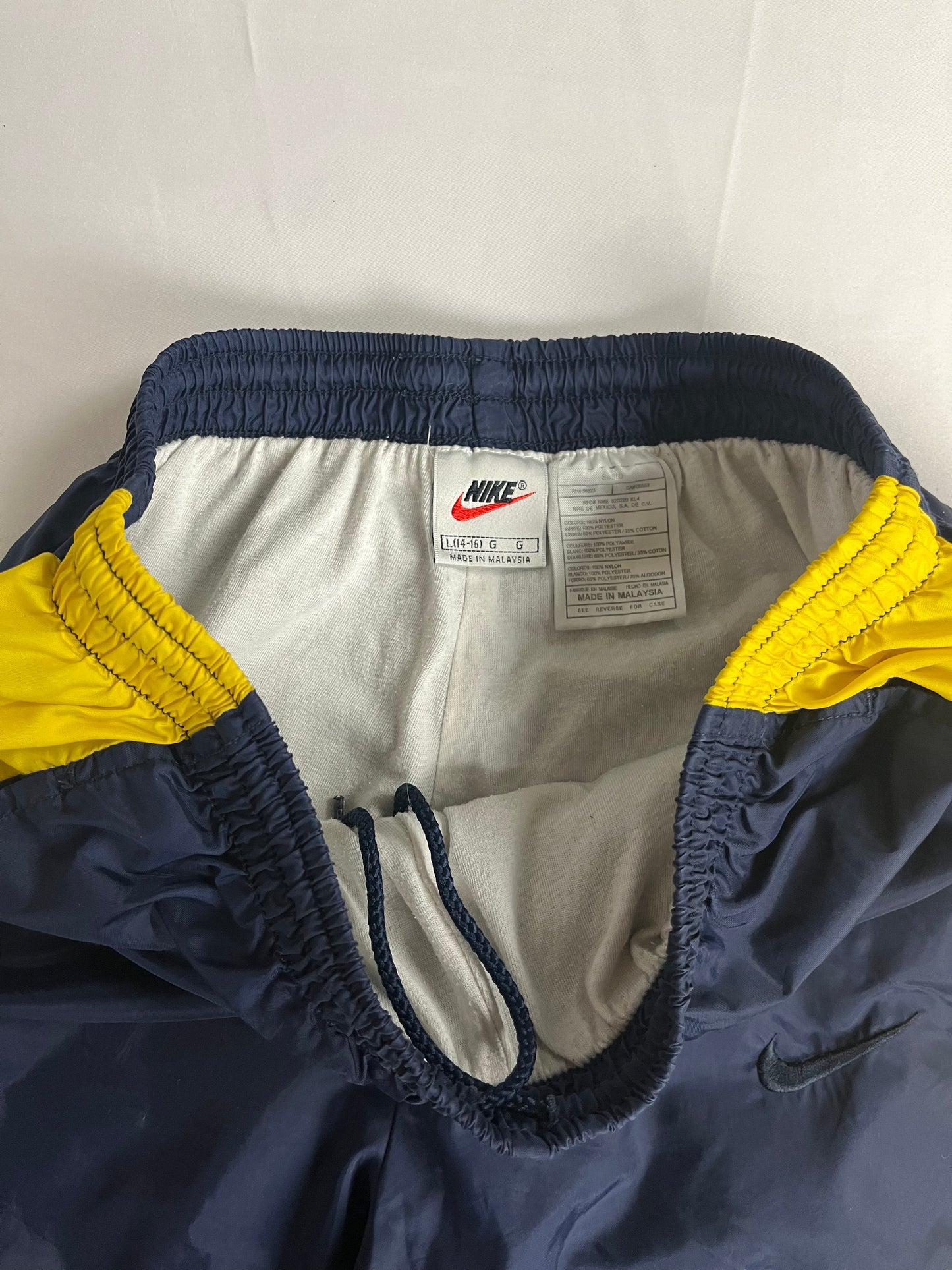 (28” x 28”) ‘90s Nike Michigan Color windbreaker pants